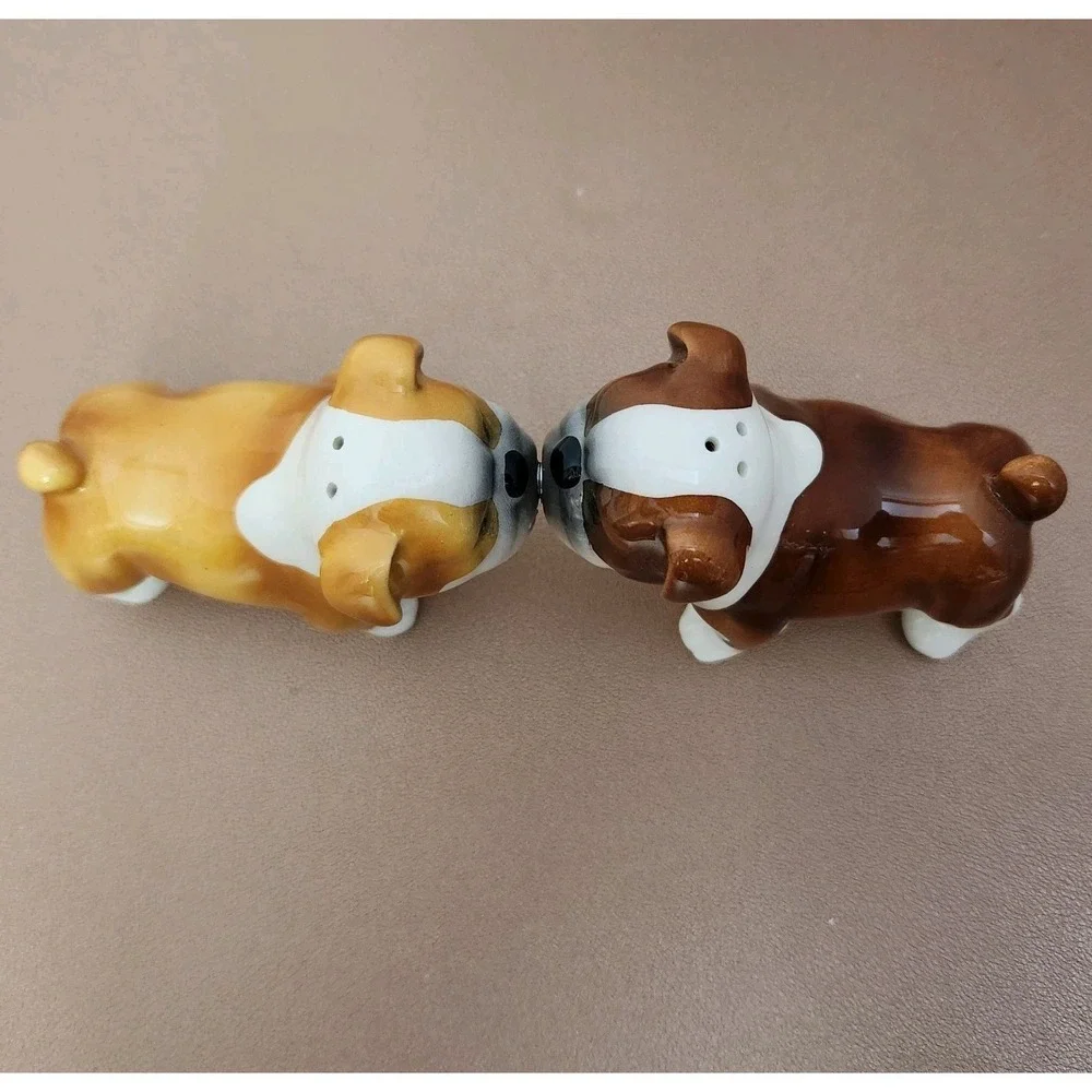 Bulldogs Attractives Salt Pepper Shaker Made of Ceramic Magnetic New *No Box